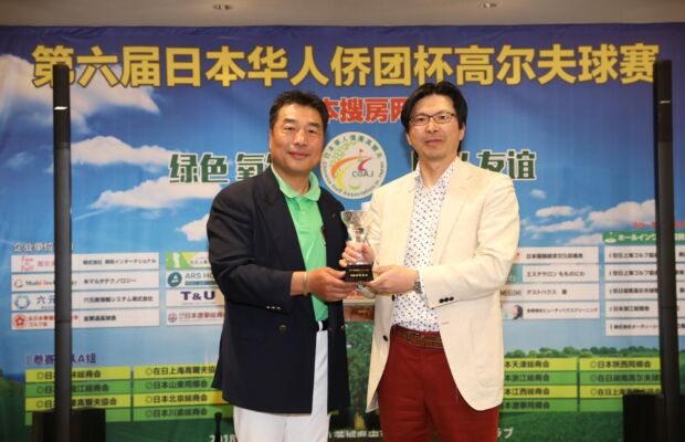 張家明获得个人男子净杆冠军(日本辽宁总商会)(图示:孙炜代领)